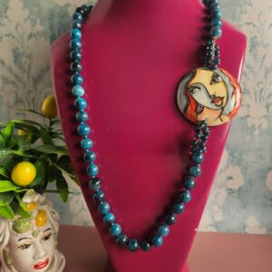 collana lunga siciliana con apatite naturale e ceramica di caltagirone dipinta a mano