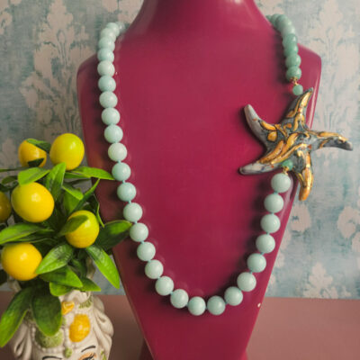 collana lunga siciliana con giada acquamarina e stella marina in ceramica di caltagirone