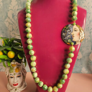 collana lunga siciliana con giada floreale verde e ceramica di caltagirone dipinta a mano