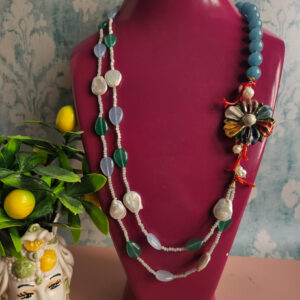 collana multifilo con pietre colorate perle piatte e fiore in ceramica di caltagirone