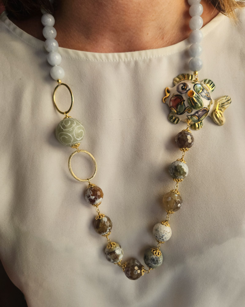 collana siciliana con calcedonio agata fuoco e pesce in ceramica di caltagirone 3