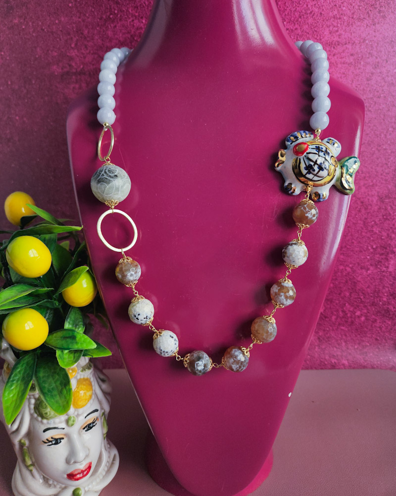 collana siciliana con calcedonio agata fuoco e pesce in ceramica di caltagirone collana siciliana con calcedonio agata fuoco e pesce in ceramica di caltagirone