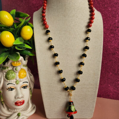 collana siciliana con corallo rosso onice e campanella in ceramica di caltagirone