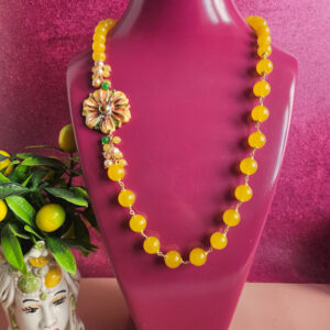 collana siciliana con giada gialla e fiore in ceramica di caltagirone