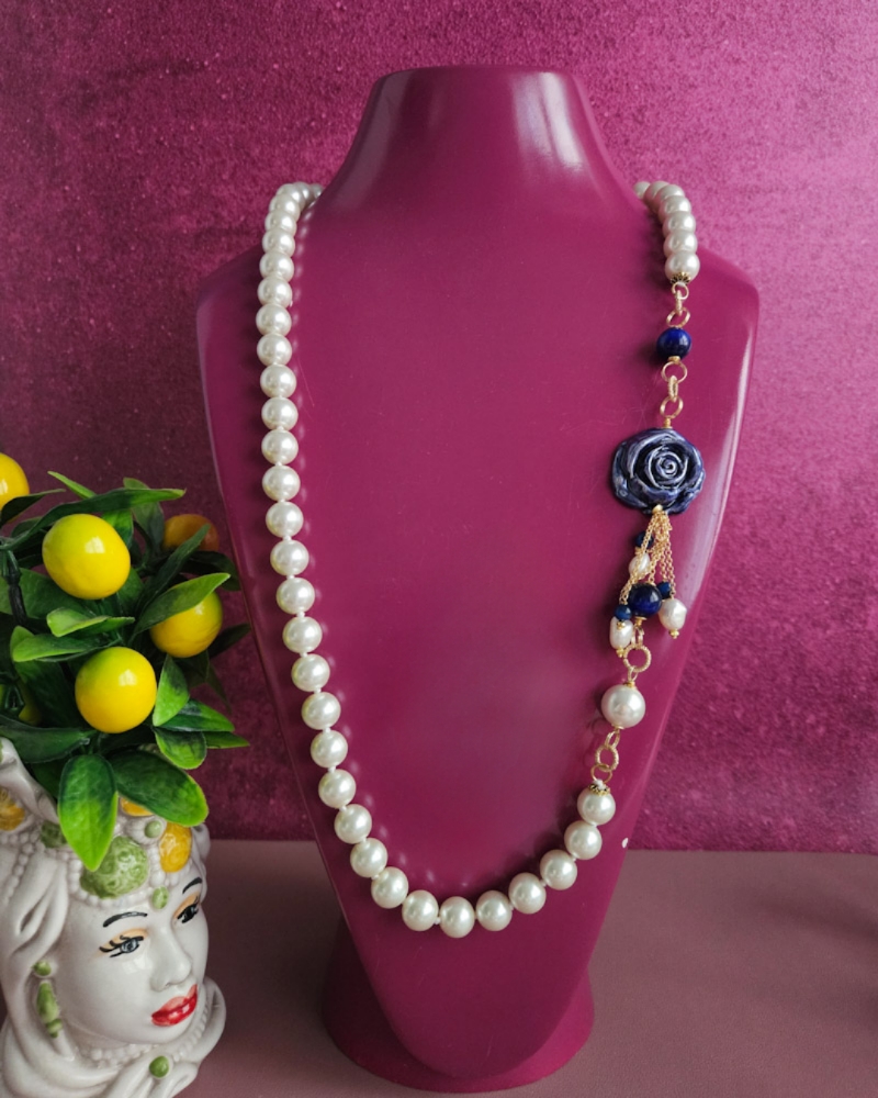 collana siciliana con perle bianche e fiore blu in ceramica di caltagirone 5