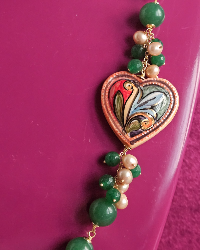 collana siciliana con perle giada verde e cuore in ceramica di caltagirone 3