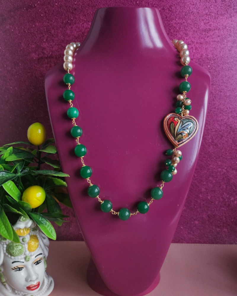 collana siciliana con perle giada verde e cuore in ceramica di caltagirone collana siciliana con perle giada verde e cuore in ceramica di caltagirone