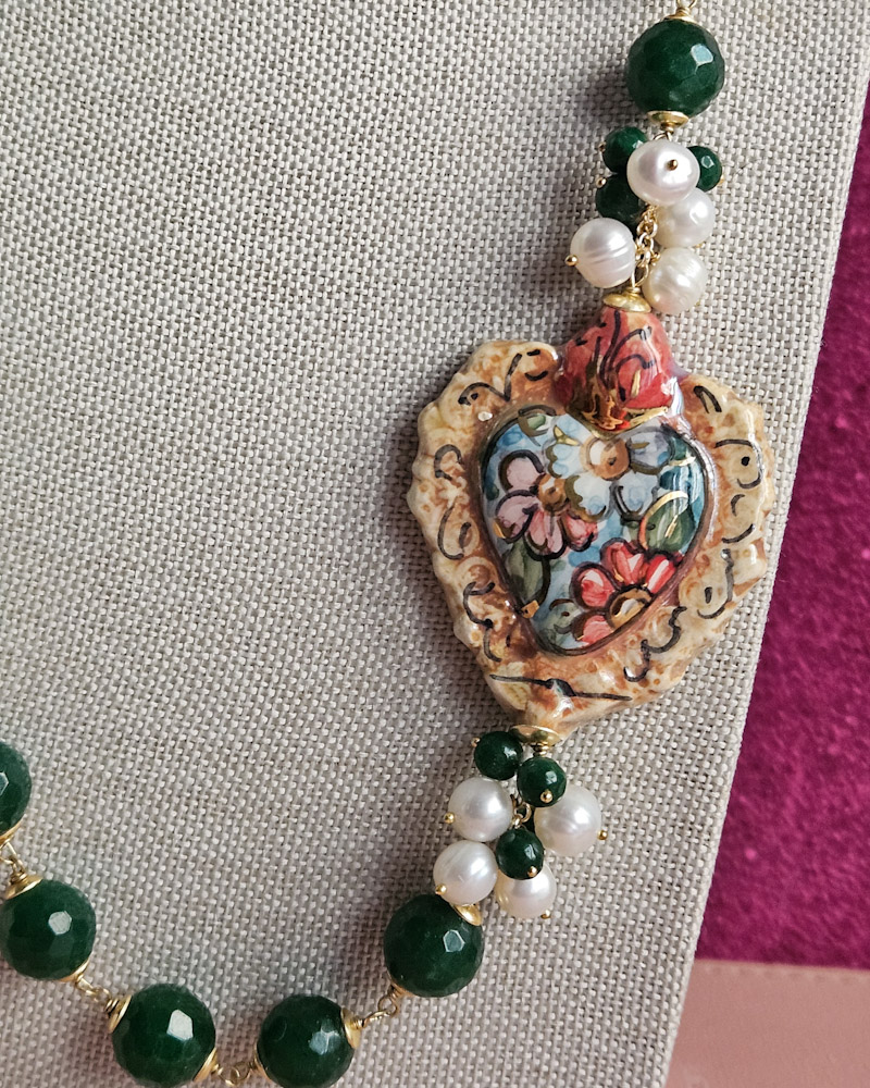 collana siciliana con perle oro agata verde e cuore sacro in ceramica di caltagirone 1