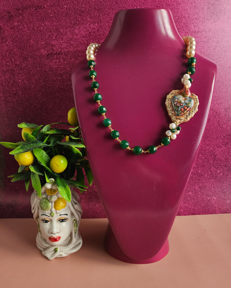 collana siciliana con perle oro agata verde e cuore sacro in ceramica di caltagirone 2