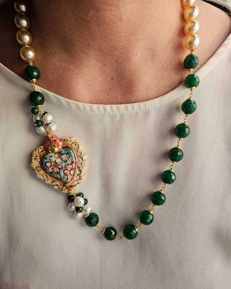 collana siciliana con perle oro agata verde e cuore sacro in ceramica di caltagirone 3