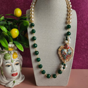 collana siciliana con perle oro agata verde e cuore sacro in ceramica di caltagirone