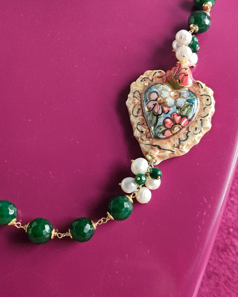 collana siciliana con perle oro agata verde e cuore sacro in ceramica di caltagirone 4