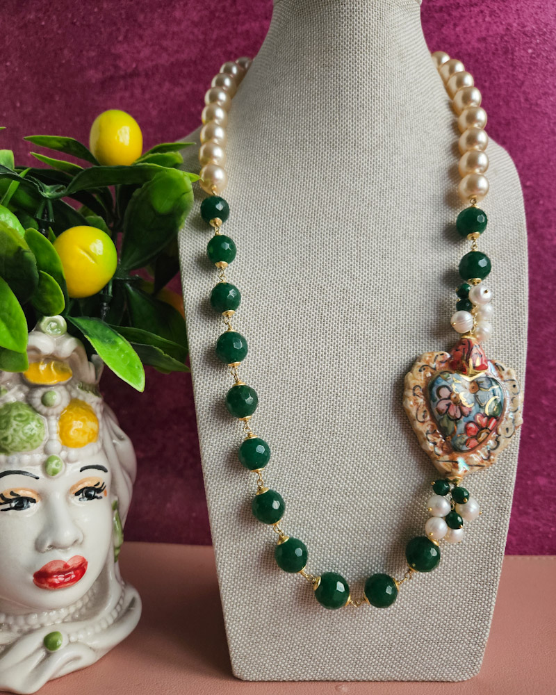 collana siciliana con perle oro agata verde e cuore sacro in ceramica di caltagirone 5