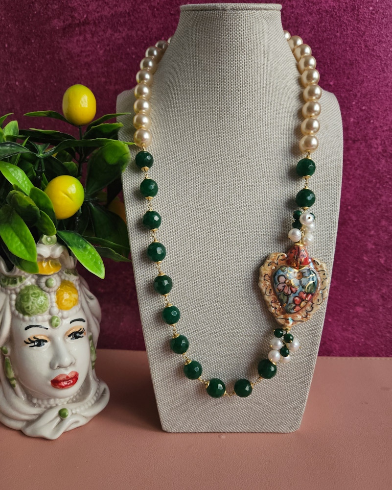collana siciliana con perle oro agata verde e cuore sacro in ceramica di caltagirone collana siciliana con perle oro agata verde e cuore sacro in ceramica di caltagirone