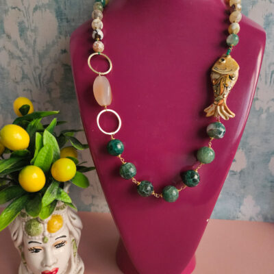 collana siciliana con pietre di agata fuoco e pesce in ceramica di caltagirone