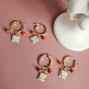 orecchin a cerchio in argento 925 placcato oro con cammei conchiglia e corallo rosso