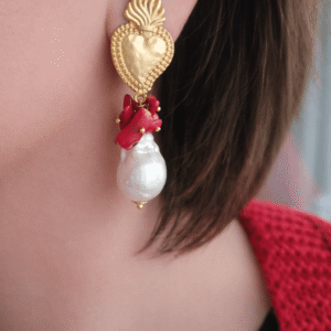 orecchini a clip con perle barocche a goccia corallo rosso e cuori sacri