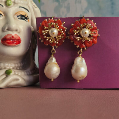 orecchini a fiore con perle barocche e corallo rosso