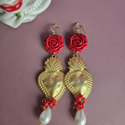 orecchini pendenti con cuori sacri in ottone e rose rosse