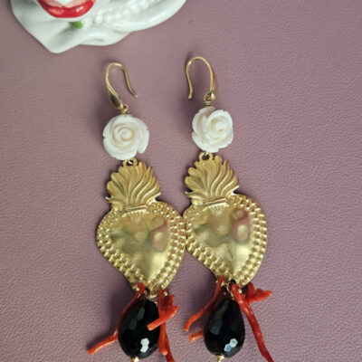 orecchini pendenti con cuori sacri rose bianche onice e corallo rosso