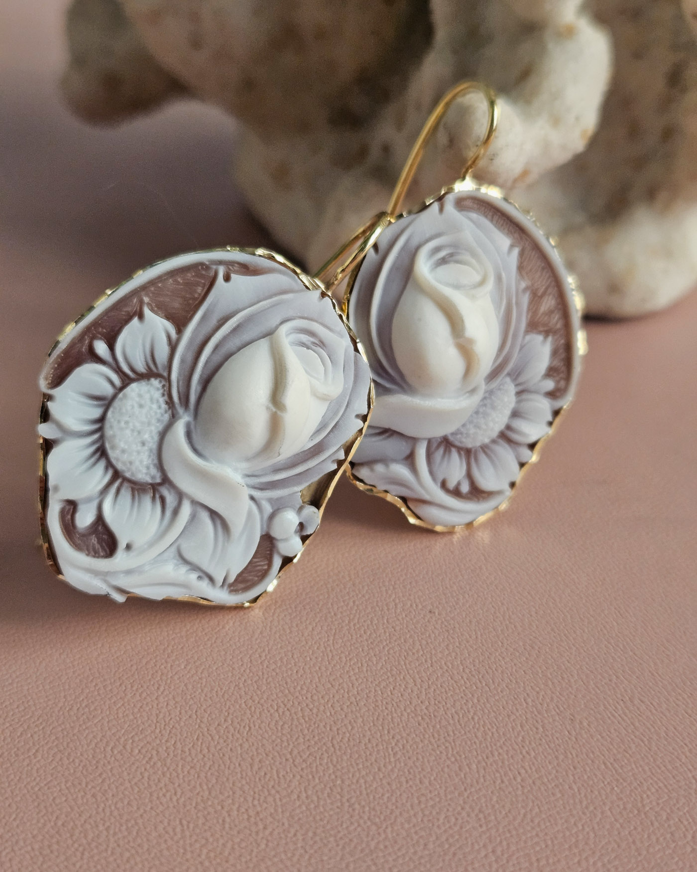 orecchini pendenti in argento 925 placcato oro con cammei con fiori in rilievo incisi dalla conchiglia sardonica a torre del greco 2