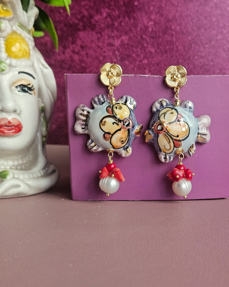 orecchini siciliani con pesci in ceramica di caltagirone corallo e perle 4