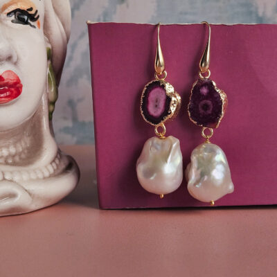 orecchni pendenti con agata druzy naturale fucsia e perle barocche