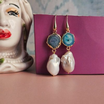 orecchni pendenti con agata druzy naturale verde acqua e perle barocche 3