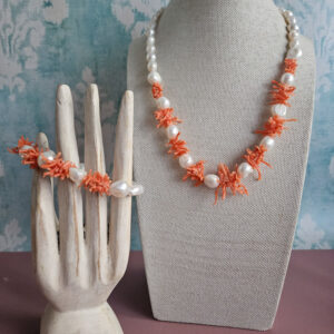 parure collana e bracciale con perle e corallo rosa