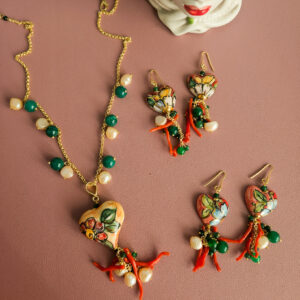 parure collana e orecchini con cuori in ceramica di caltagirone pietre dure colorate perle di fiume e corallo rosso