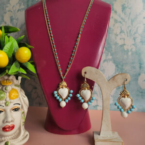 parure collana e orecchini con cuori sacri turchese e agata bianca