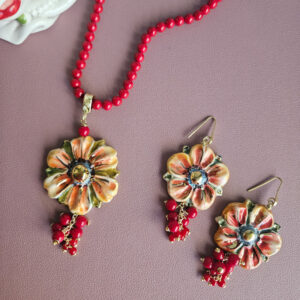 parure collana e orecchini con fiori in ceramica di caltagirone e pietre rosse
