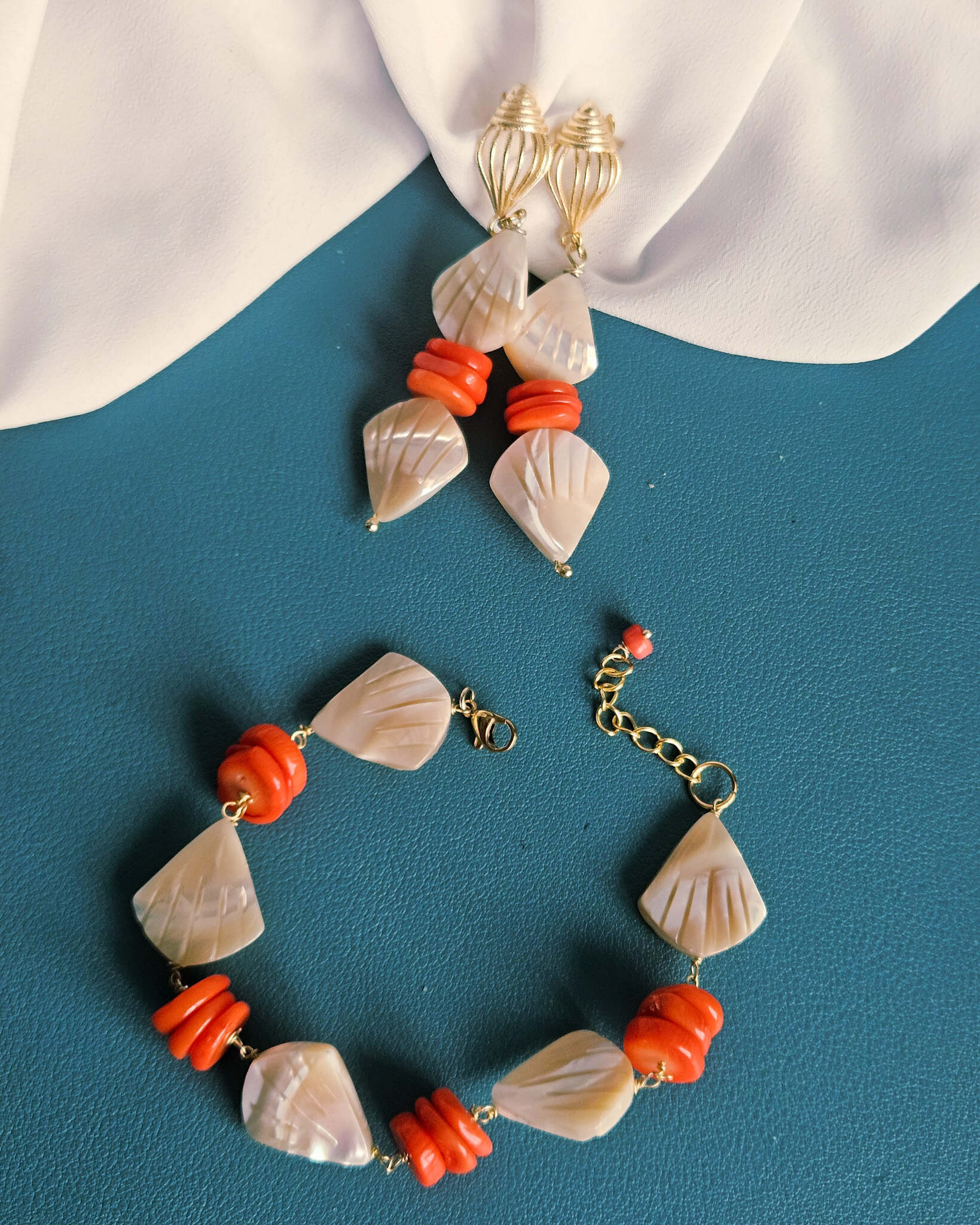 Bracciale con Ventagli di Madreperla Cappuccino e Rondelle di Corallo bambu 4