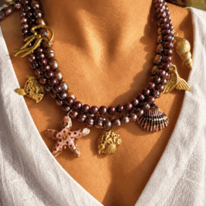 collana multifilo con perle bordeaux e ciondoli in ottone e ceramica di caltagirone