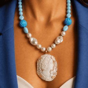 Collana Decollete con Turchese, Perle e Cammeo Scolpito dalla Conchiglia Sardonica