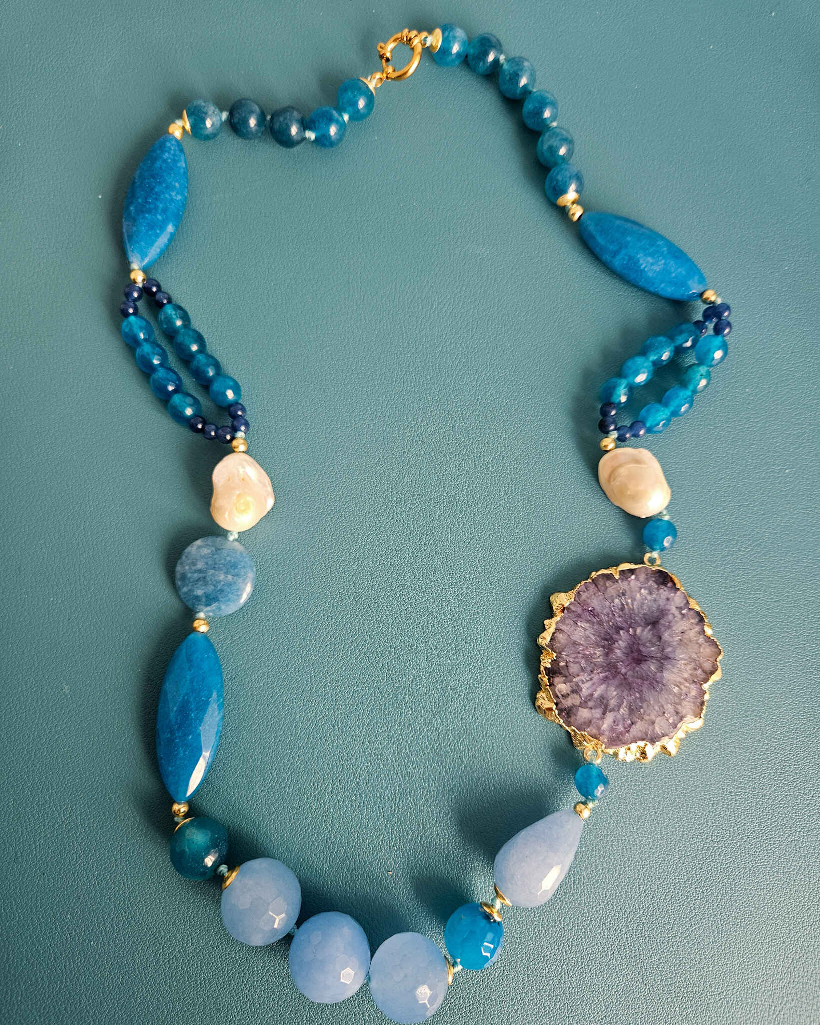 Collana Lunga con Agata Blu, Angelite, Perle Barocche e Agata Naturale Tagliata Blu 1