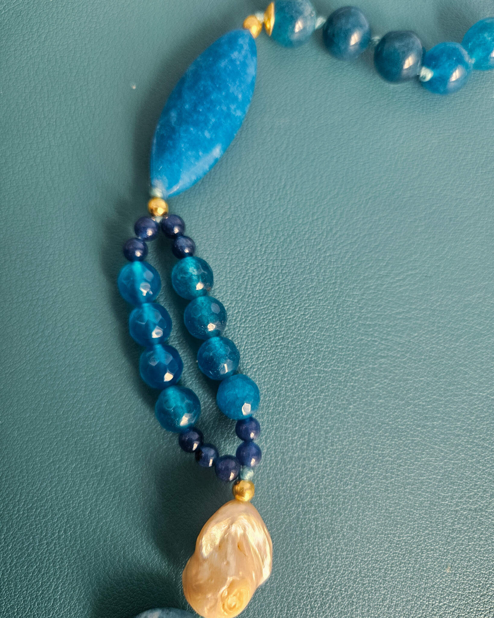 Collana Lunga con Agata Blu, Angelite, Perle Barocche e Agata Naturale Tagliata Blu 4