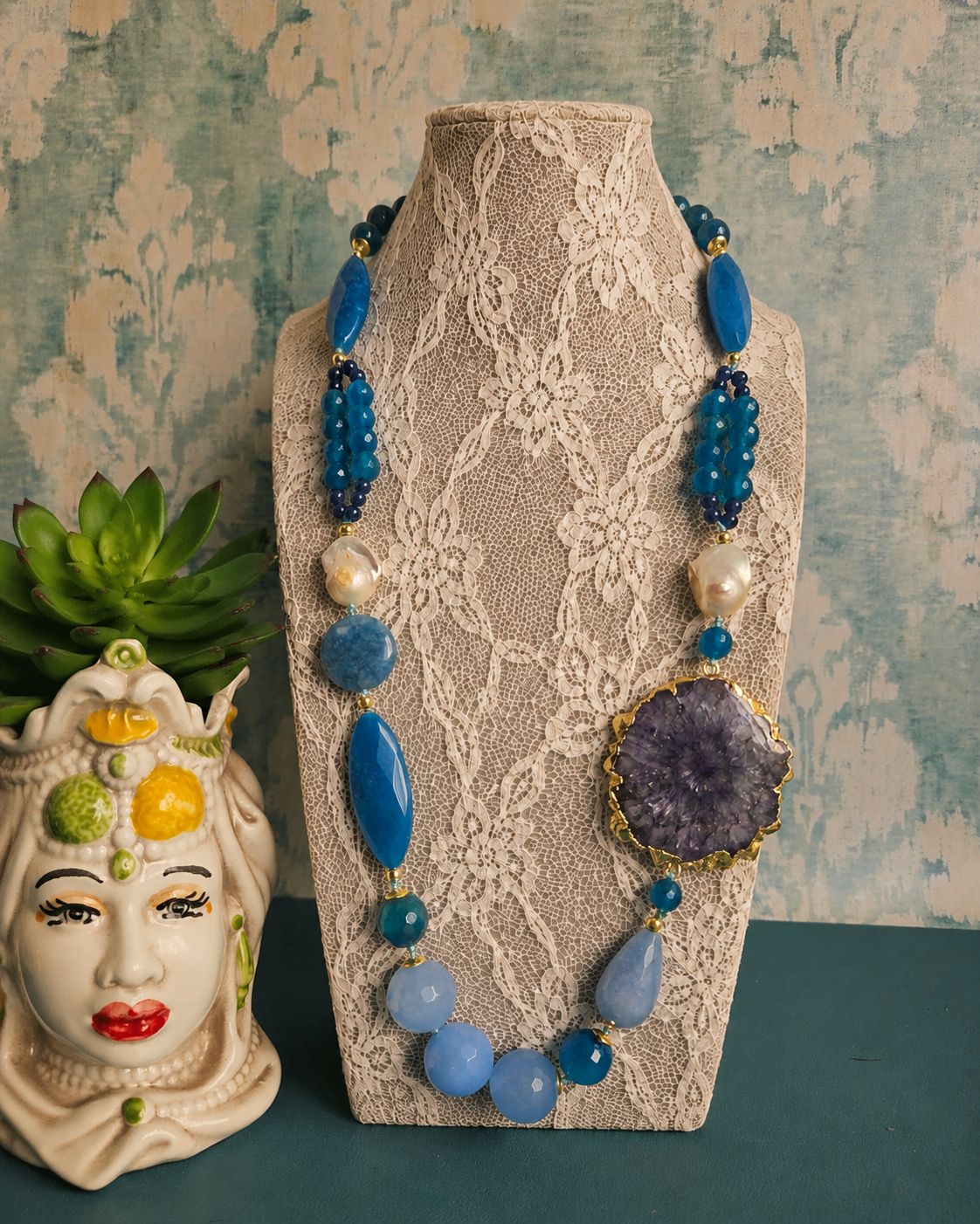 Collana Lunga con Agata Blu, Angelite, Perle Barocche e Agata Naturale Tagliata Blu Collana Lunga con Agata Blu, Angelite, Perle Barocche e Agata Naturale Tagliata Blu