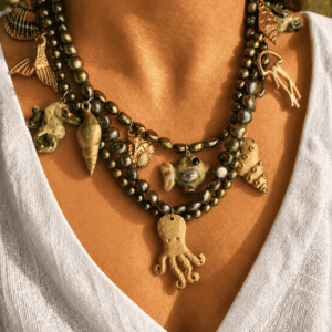 Collana SCIROCCO con Perle di Fiume Verdi e Ciondoli in Ottone e Ceramica di Caltagirone