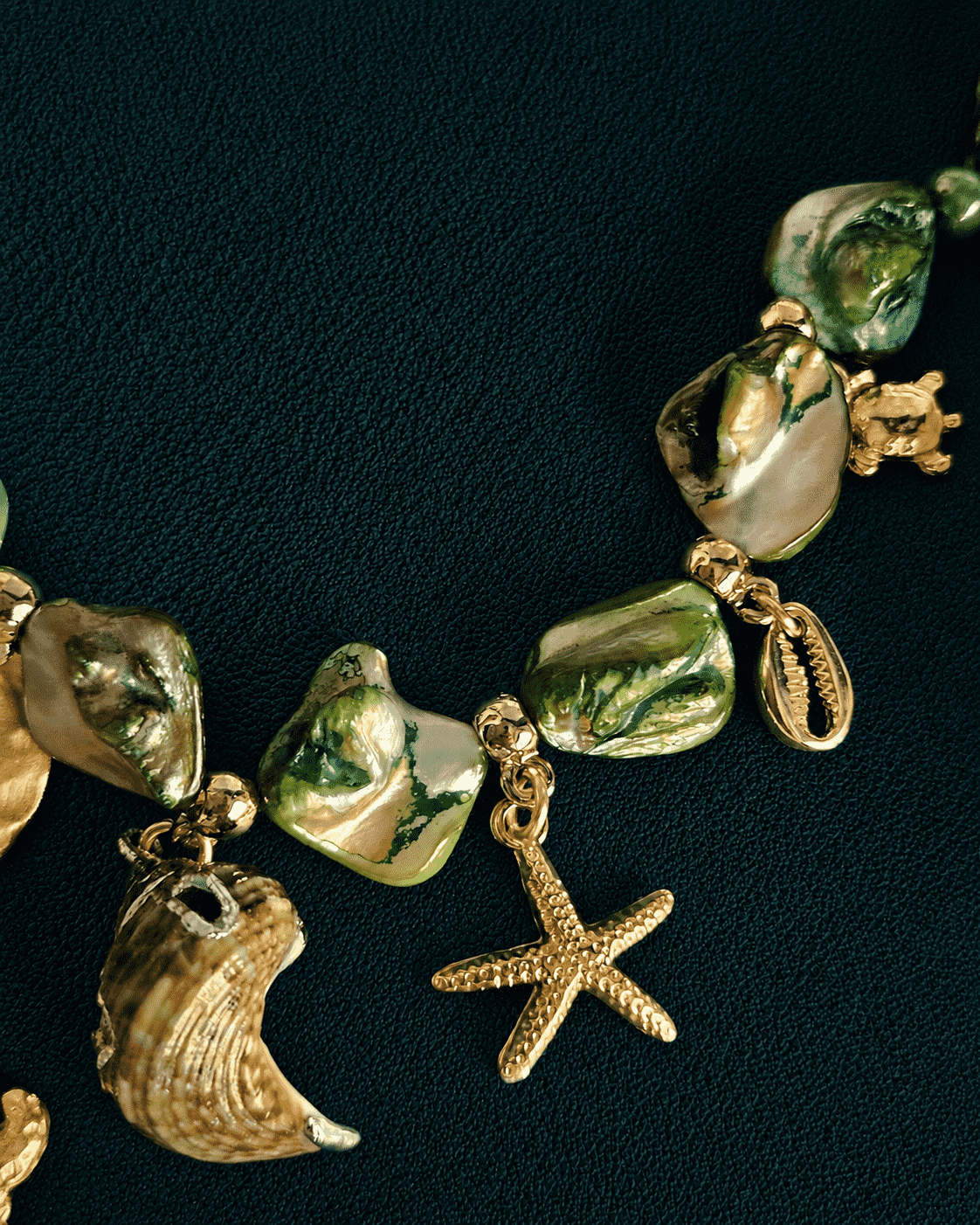 Collana in Madreperla Verde con Ciondolini e Conchiglie 1