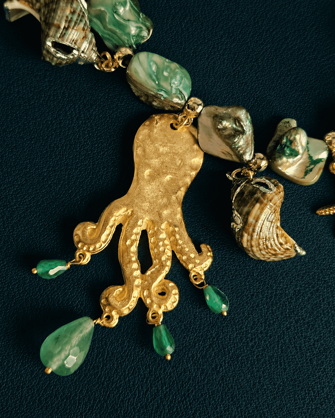 Collana in Madreperla Verde con Ciondolini e Conchiglie 2