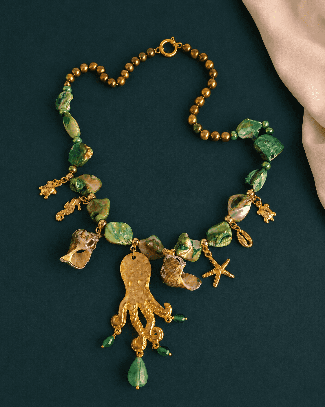 Collana in Madreperla Verde con Ciondolini e Conchiglie 8