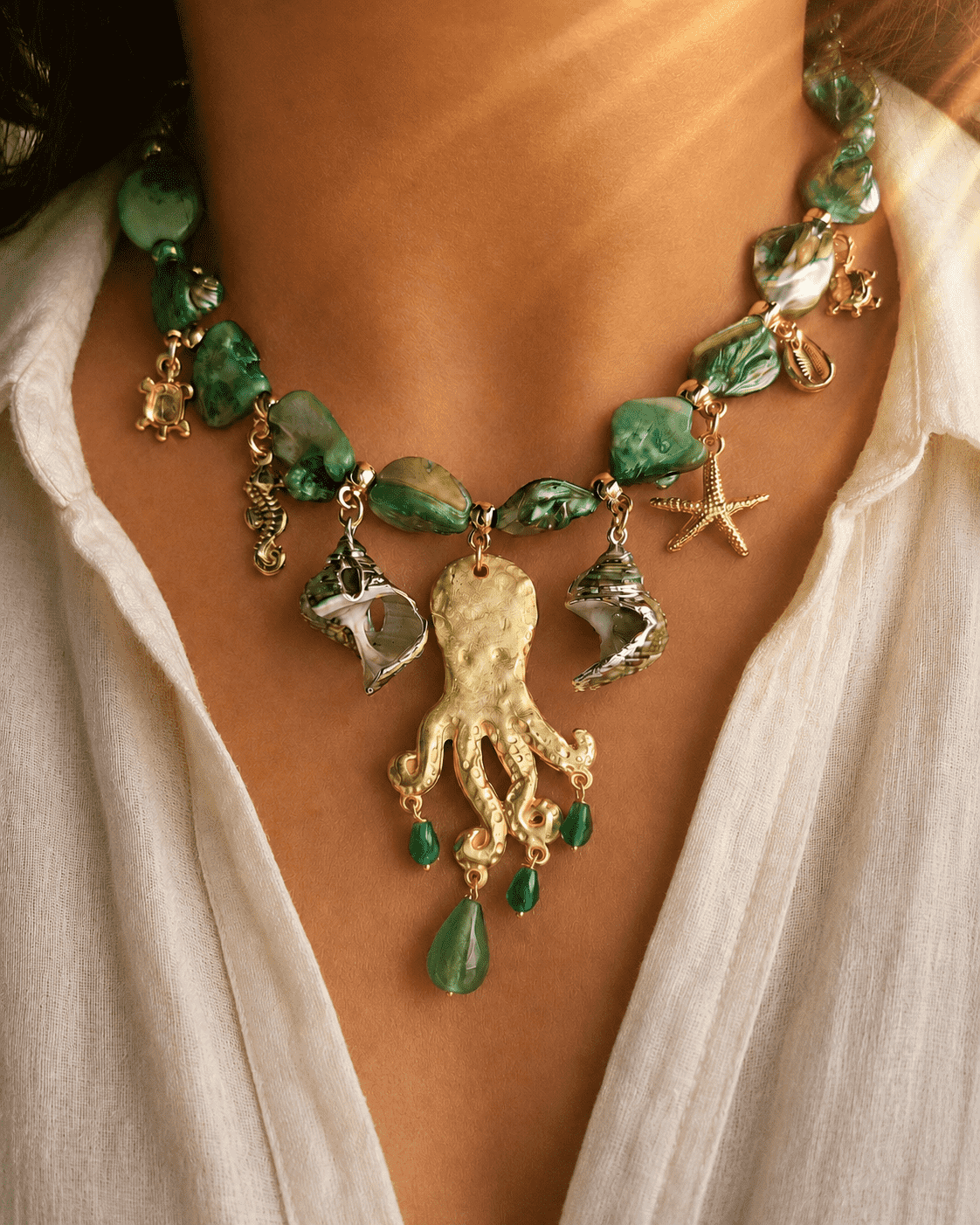 Collana in Madreperla Verde con Ciondolini e Conchiglie Collana in Madreperla Verde con Ciondolini e Conchiglie