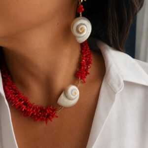 collana a tre fili con corallo bambù rosso e conchiglia laterale