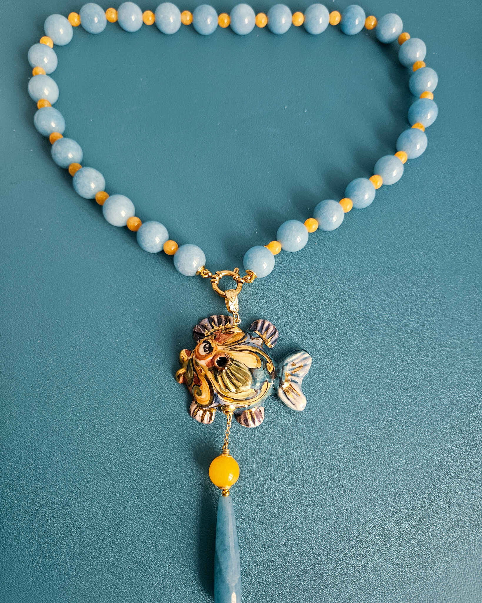 collana siciliana con angelite giada gialla e pesce in ceramica di caltagirone 1