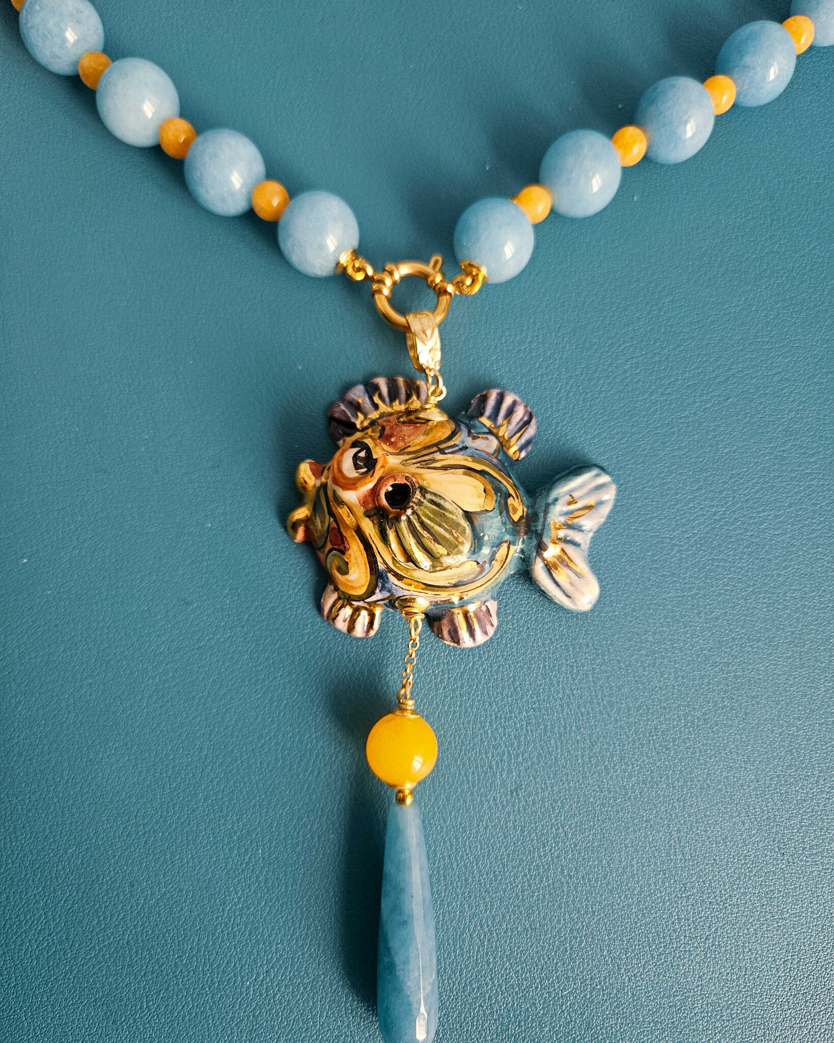 collana siciliana con angelite giada gialla e pesce in ceramica di caltagirone 2