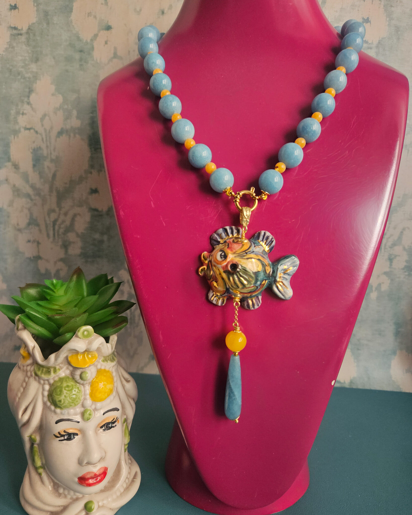 collana siciliana con angelite giada gialla e pesce in ceramica di caltagirone 3